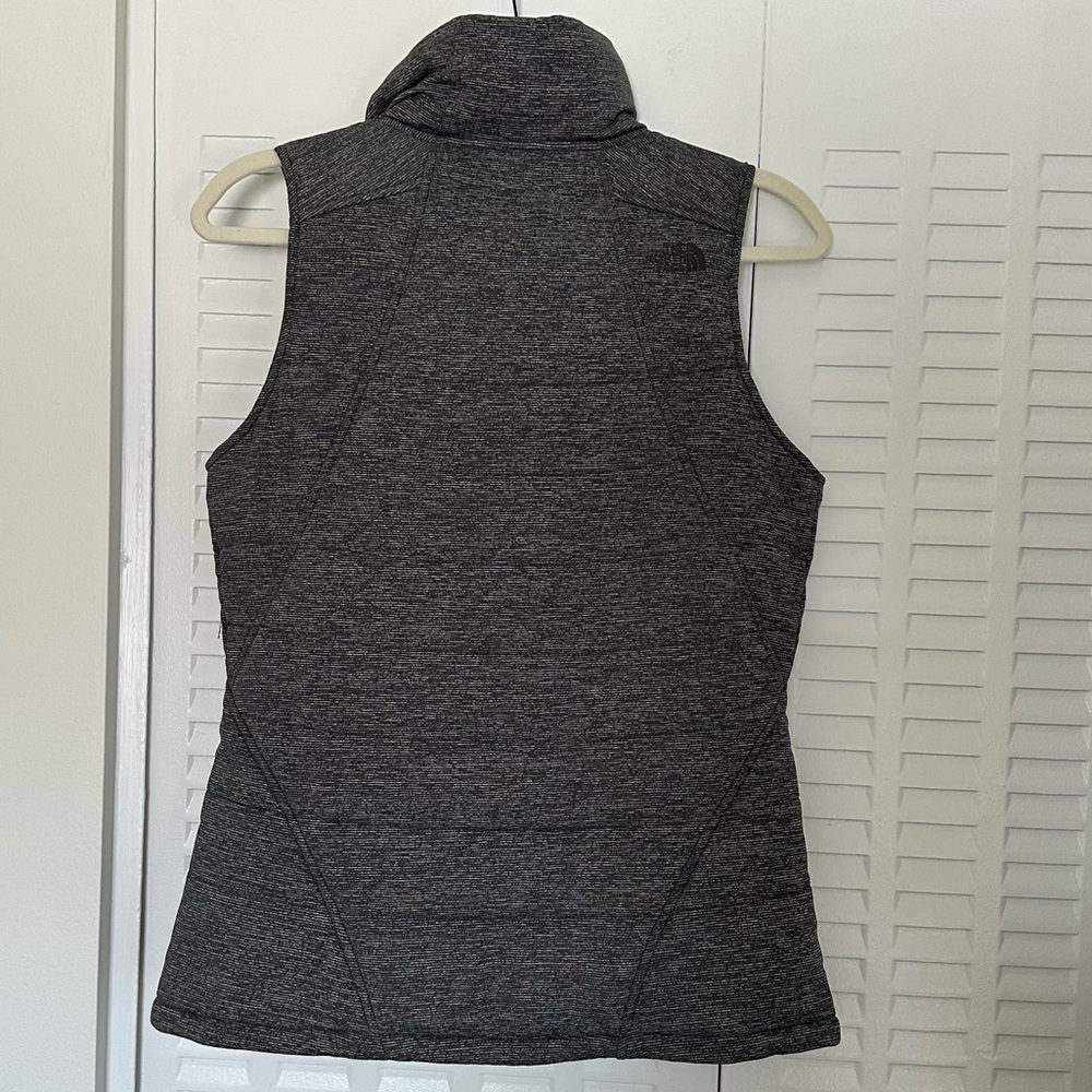 The North Face Heather Gray White Performance Quilted Puffer Vest, NWOT, Size M - Picture 4 of 10